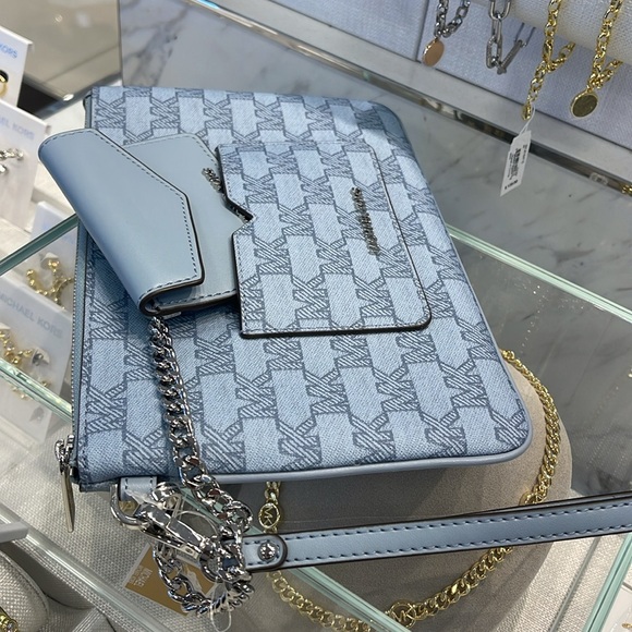 Michae Kors Jet Set Item Large Logo 2-in-1 Central Zip Wristlet
Pale Blue 
NWT - Picture 8 of 16